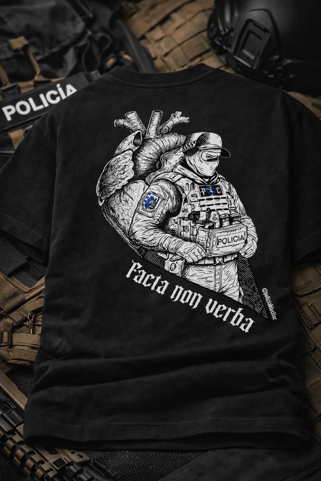 Camiseta Policía de Corazón – Edición FACTA NON VERBA